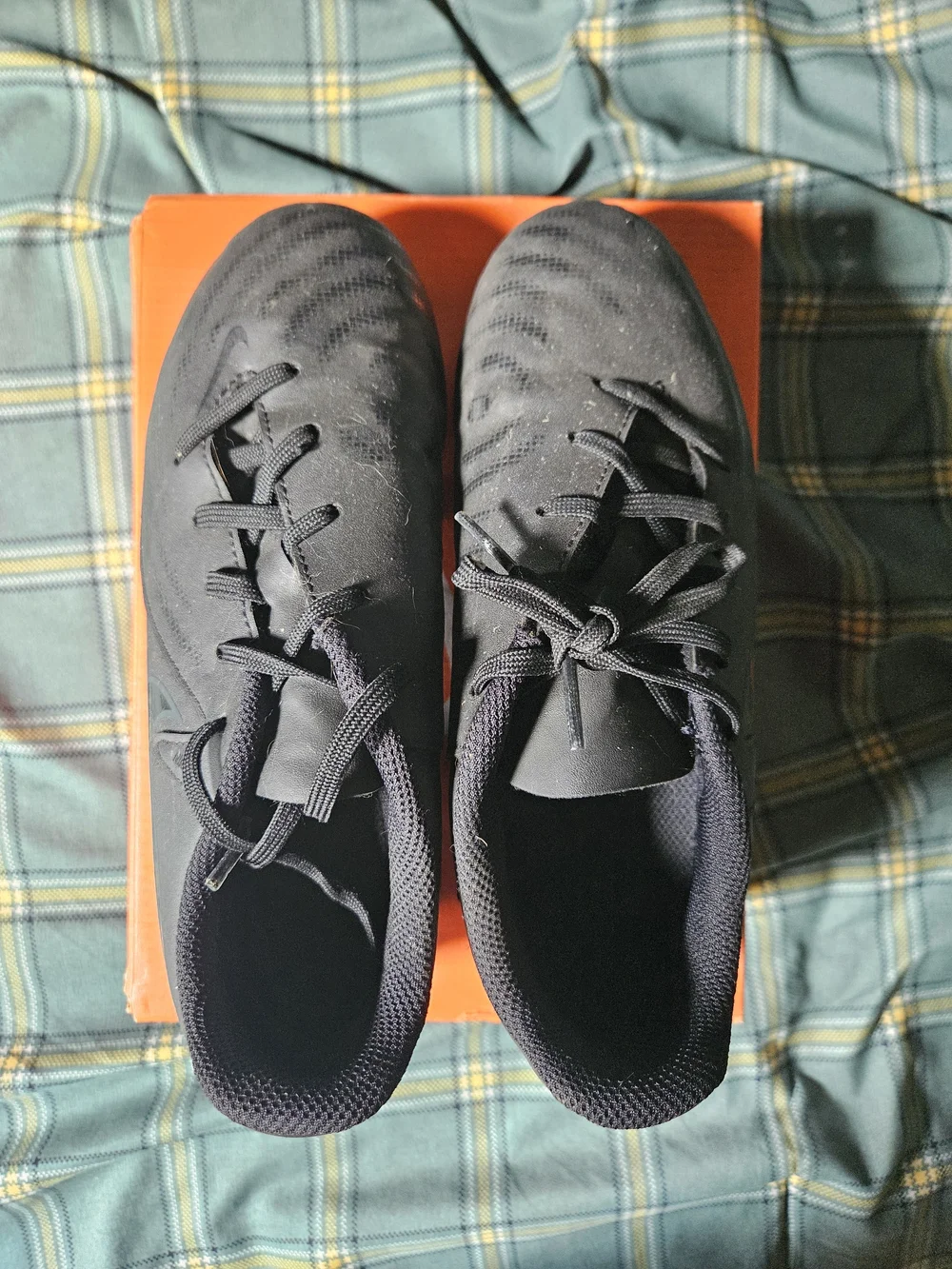 SOCCER CLEATS - Picture 2 of 6